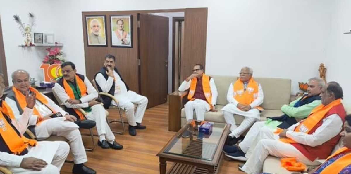 भाजपा दफ्तर में नेताओं की बैठक और बाहर नारेबाजी